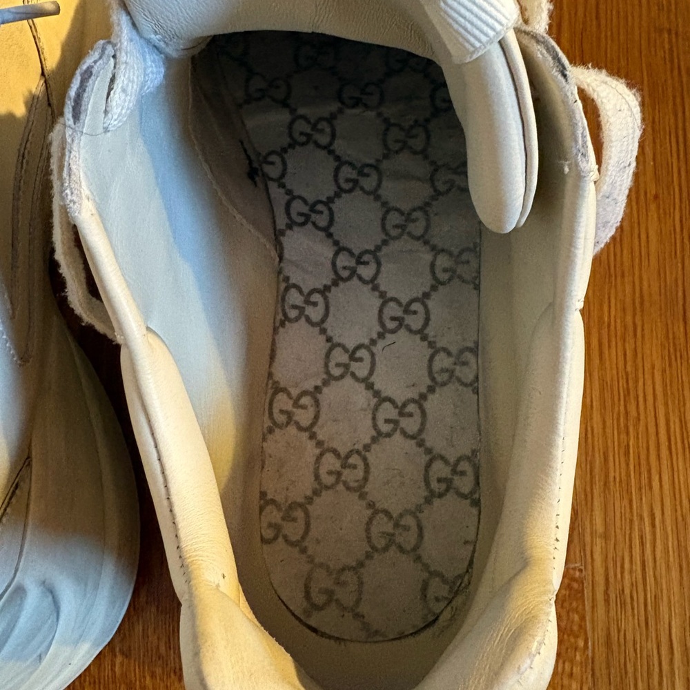 Gucci Cream Sneakers with Red Lip Graphic - Picture 5 of 8
